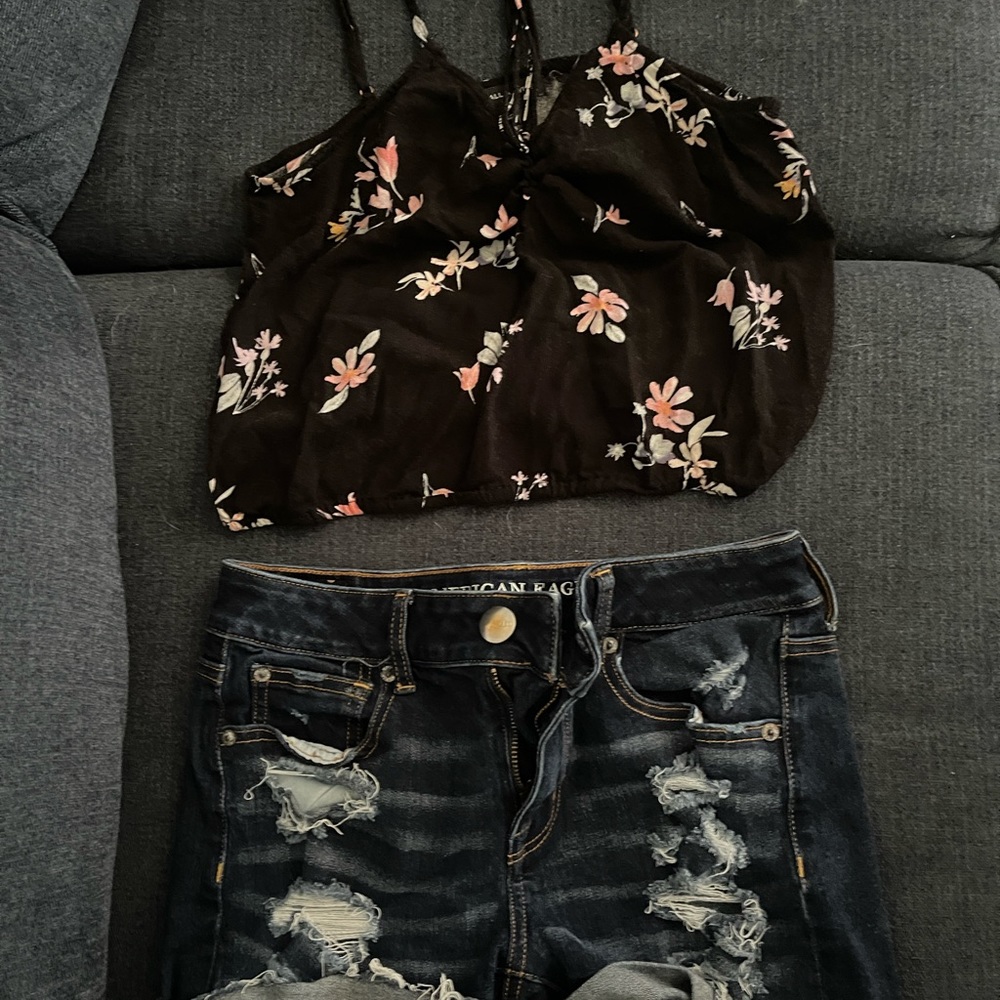 Size 4 American eagle distressed shorts!